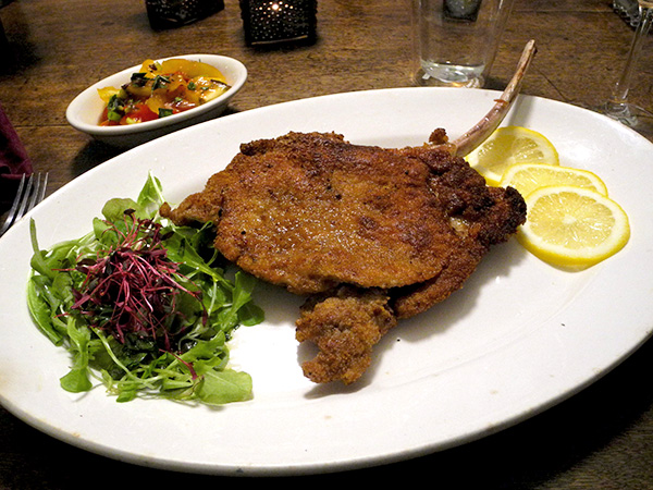 Cotoletta_alla_Milanese_Blattsalat