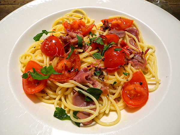 spaghetti_leaks_prosciutto_tomatoes