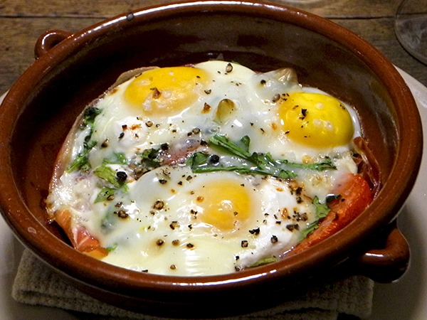 baked_eggs_prosciutto_tomato