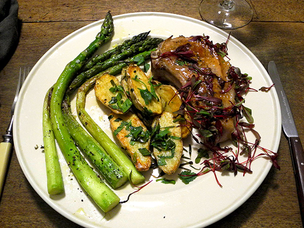 pork_chops_ozettes_asparagus
