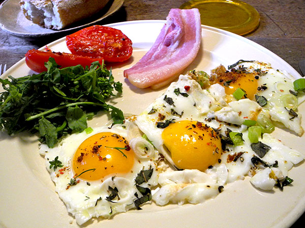 eggs-bacon_bread_tomato_ress