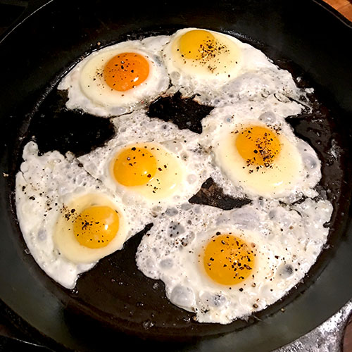 6_eggs_in_pan
