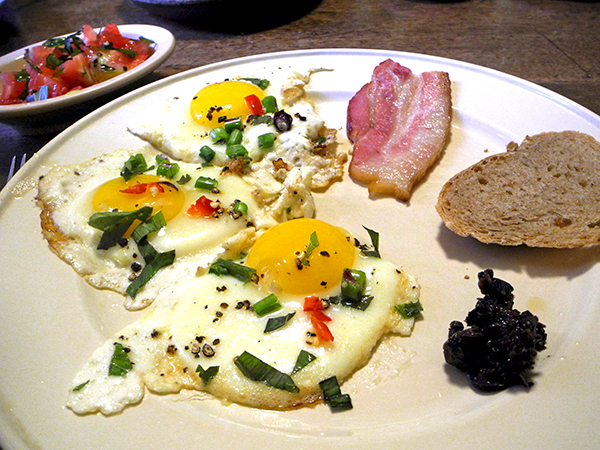 bacon_eggs_tomato_tapenade