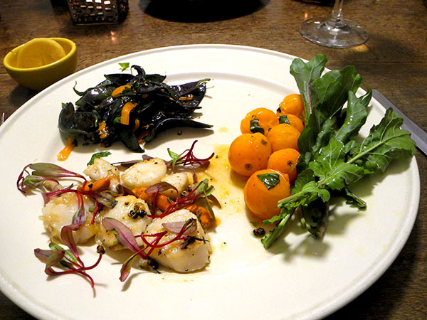 scallops_roe_tomato_arugula